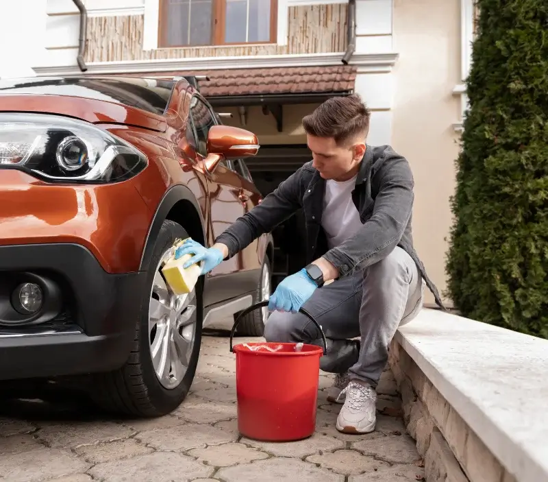 Lavage auto à domicile Notre-Dame-de-Londres : professionnel intervenant sur un véhicule